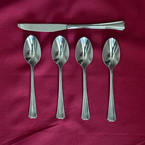 4 Oneida BORDEAUX Soup Spoons 1 Dinner Knife Stainless Flatware GLOSSY Outlined - Picture 1 of 3